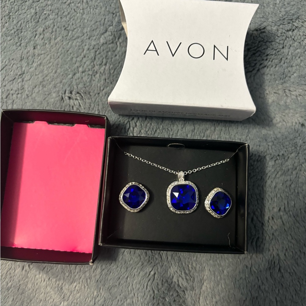 Avon necklace set